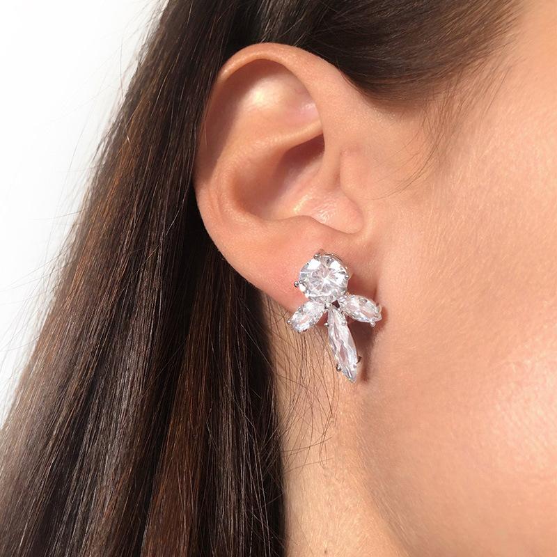 Stonefans Boucle d'oreille à clip asymétrique en cristal de zircon de luxe Boucles d'oreilles clous simples en strass Accessoires de bijoux de mariage