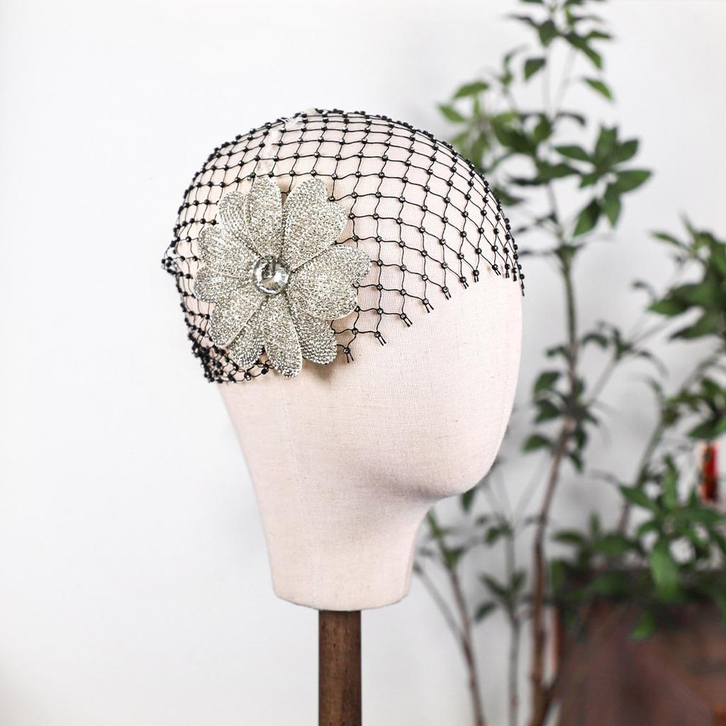 Leichter Nettschleier mit Kristallblumen-Design für Brautpartys und besondere Anlässe