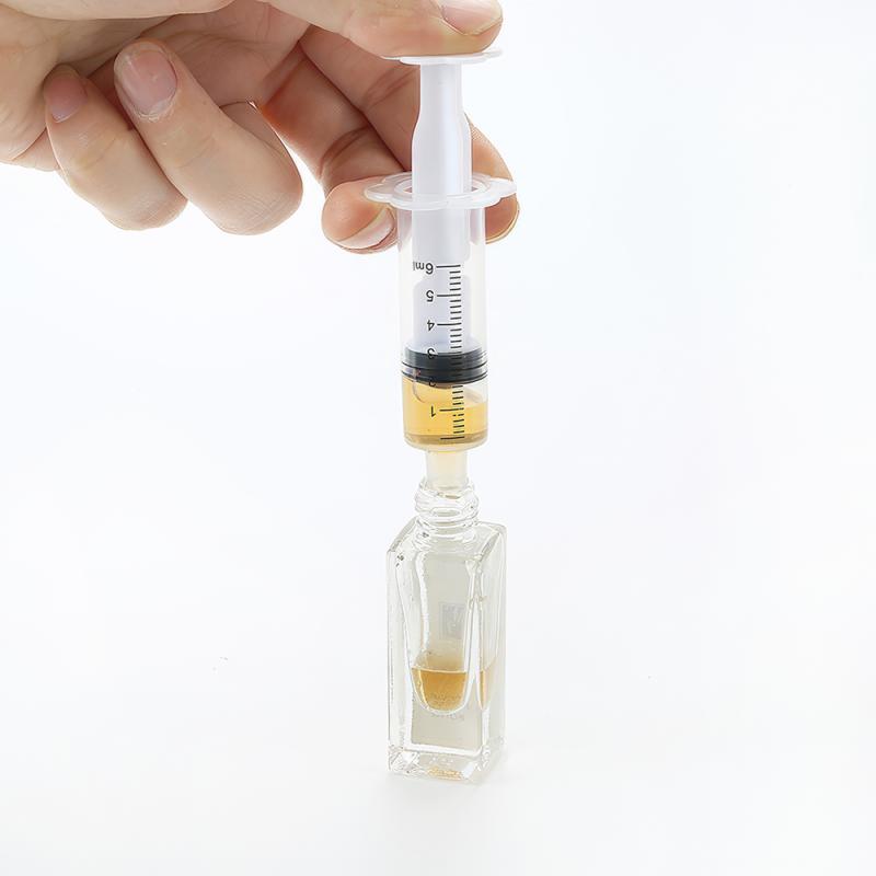 Comment transférer du parfum, des cosmétiques et de petits flacons à l'aide d'une pipette et d'une seringue