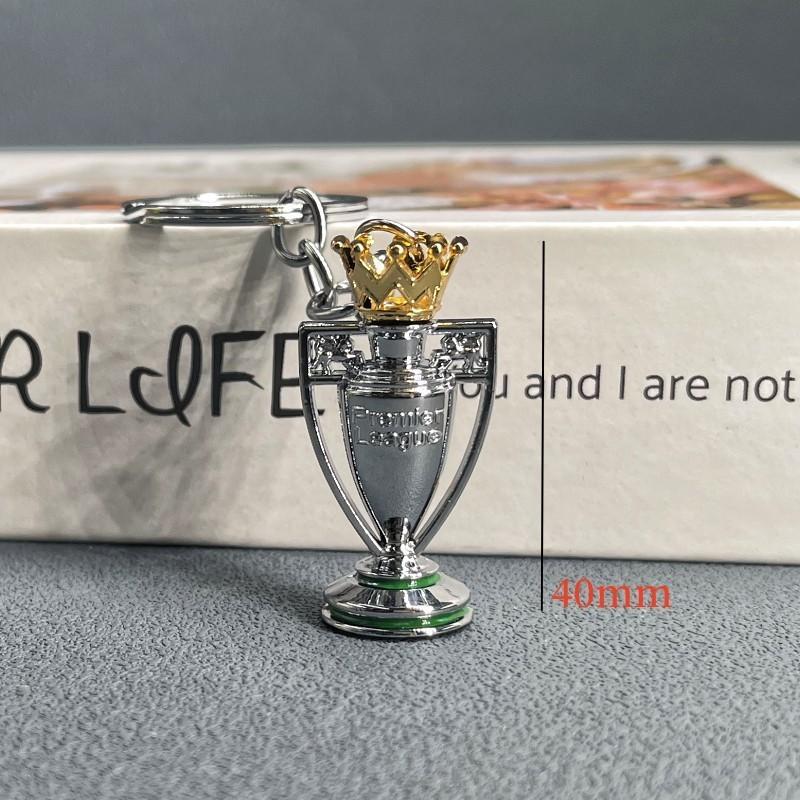 Exquisiter Schlüsselanhänger mit Weltmeisterschafts-Fußballtrophäe aus Zinklegierung, perfektes Erinnerungsgeschenk für Sportfans