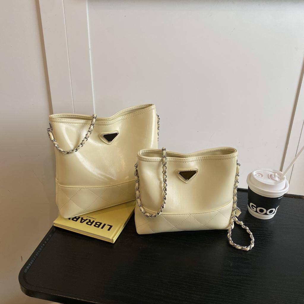 Simple and High-end Women's Bags, Shoulder Bags, Niche Chain, Dumpling Bags, Large-capacity Trendy and Versatile Women's Oblique Span Bags.