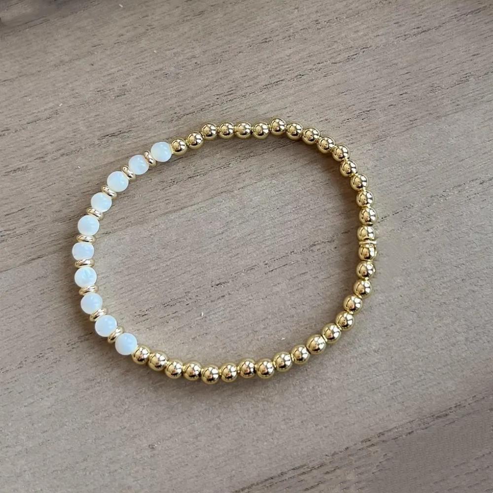 

Vlen Tarnish Resistant Gold Plated Beads Bracelet White Polymer Clay & Shell Beads Accent Jewelry Gift for Women Everyday Wear