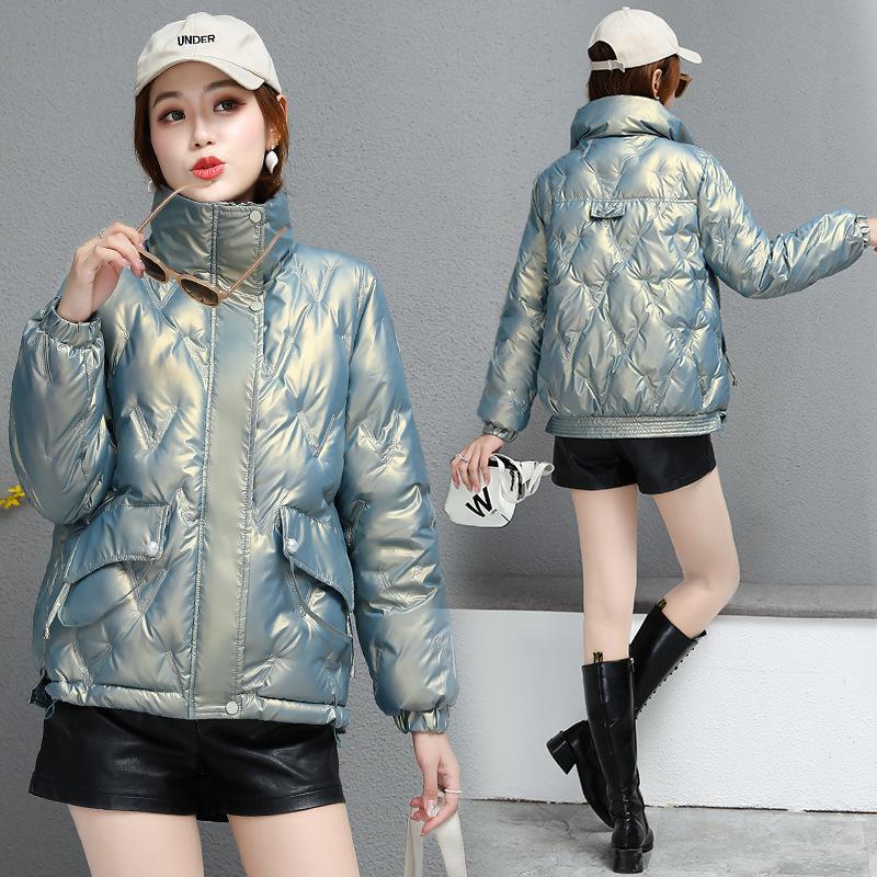 

Глянцевая зимняя куртка с коротким воротником-стойкой и хлопковой подкладкой.