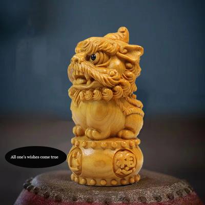 Natürliche Zypresse Glückverheißender Löwe Tierfigur Handgeschnitzt Heim Zimmer Büro Autodekoration Chinesische Merkmale Figuren