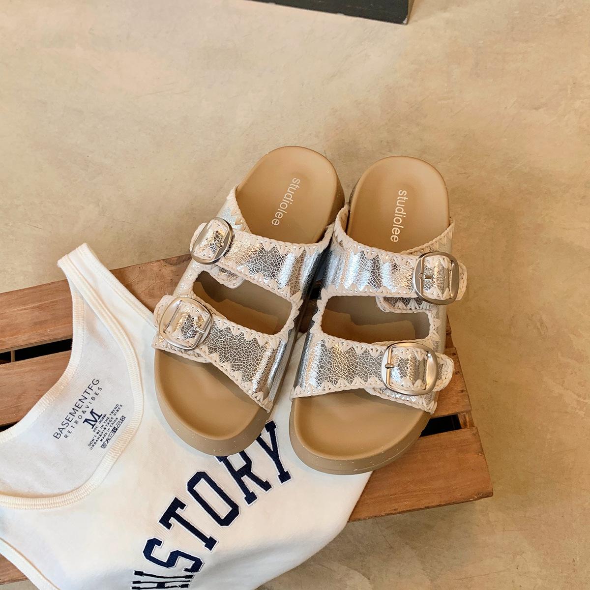 

Grape mother, the same style, covering the meat and showing thinness, embroidered double belt buckle, one-word slippers, round head, versatile, lazy, 35 серебряный