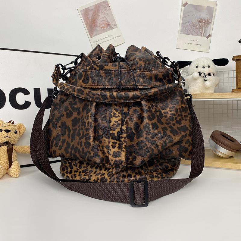 Bolsa mensageiro de ombro da moda 2025 inverno nova versátil ins estampa de leopardo bolsa balde de gás estrangeiro