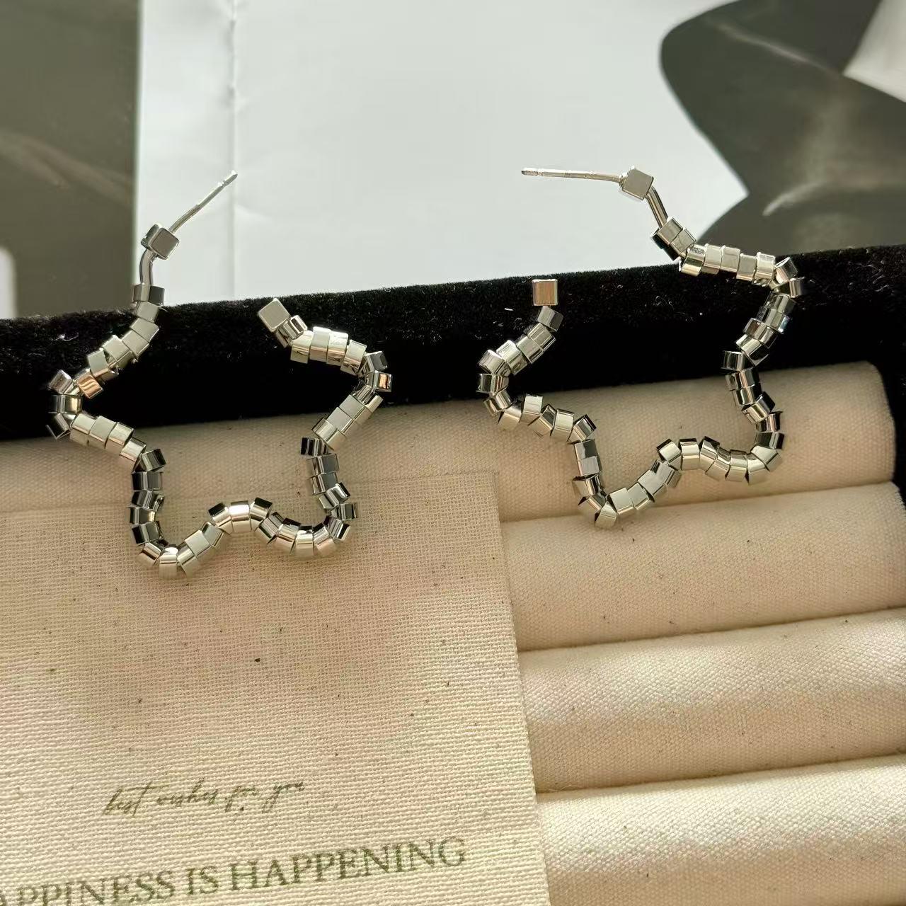 

Minimalist Silver Star Hoop Earrings - Elegant Light Luxury Design for Women