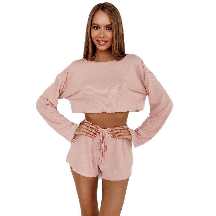 Completo due pezzi da donna per il tempo libero: top corto a coste in maglia morbida e traspirante e pantaloncini a maniche lunghe