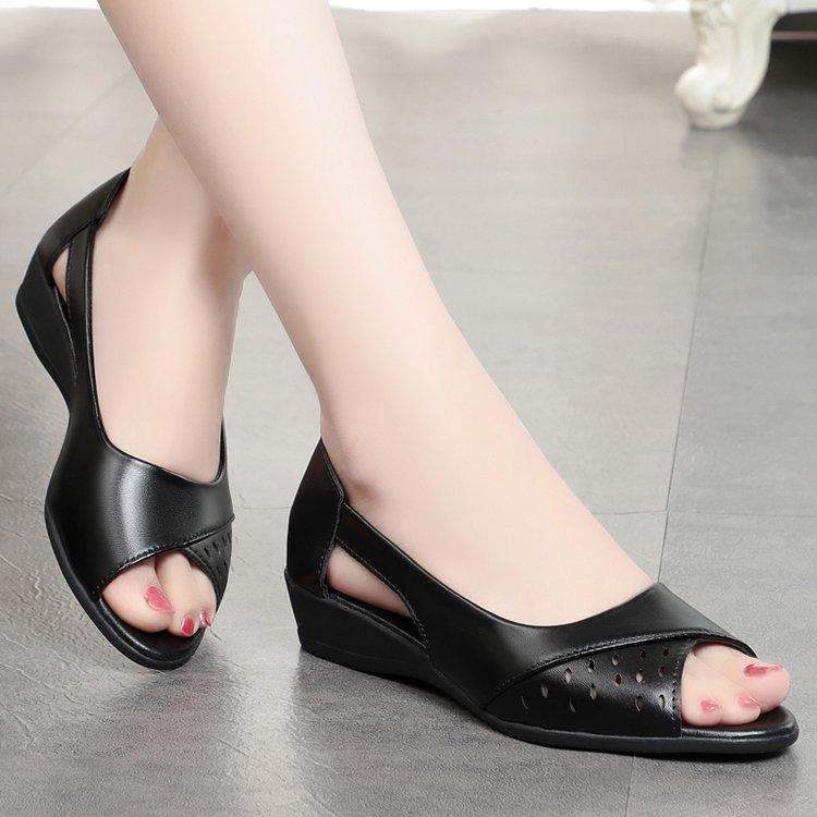 Sommer Sandalen mit weicher Sohle für Mütter Fischmaul Mittleren Alters und Ältere Lederschuhe Flach Mittleren Alters Einzelne Schuhe Damenschuhe