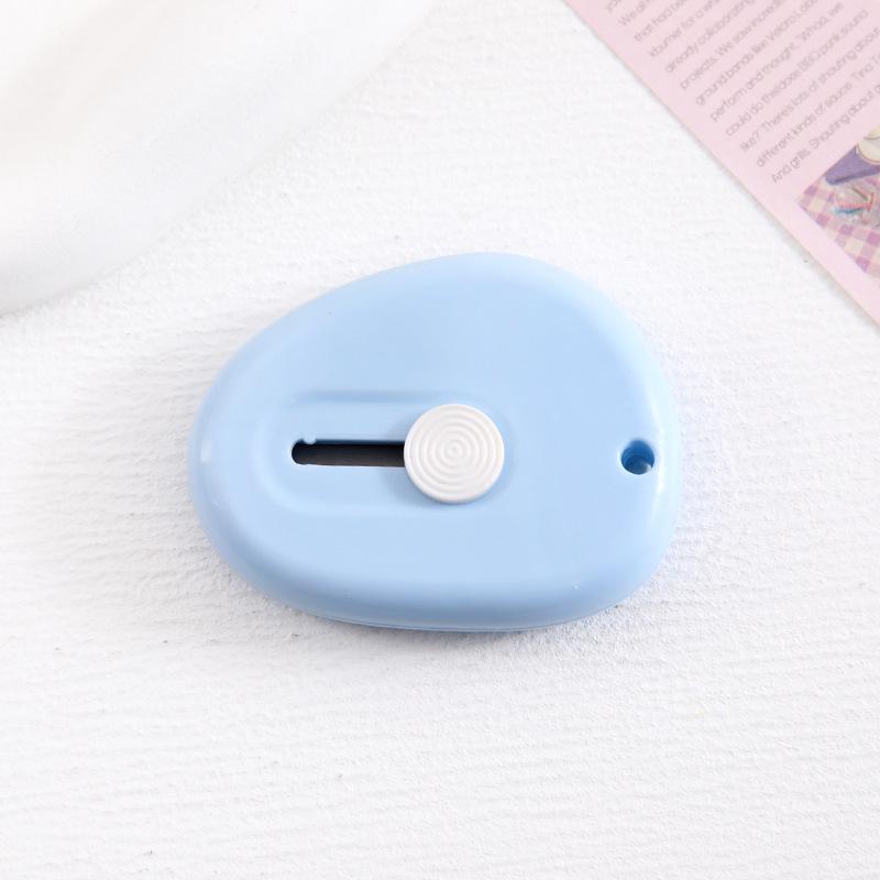 

Портативный канцелярский нож конфетного цвета: Маленький, выдвижной, многофункциональный для обоев, коробок, писем синий