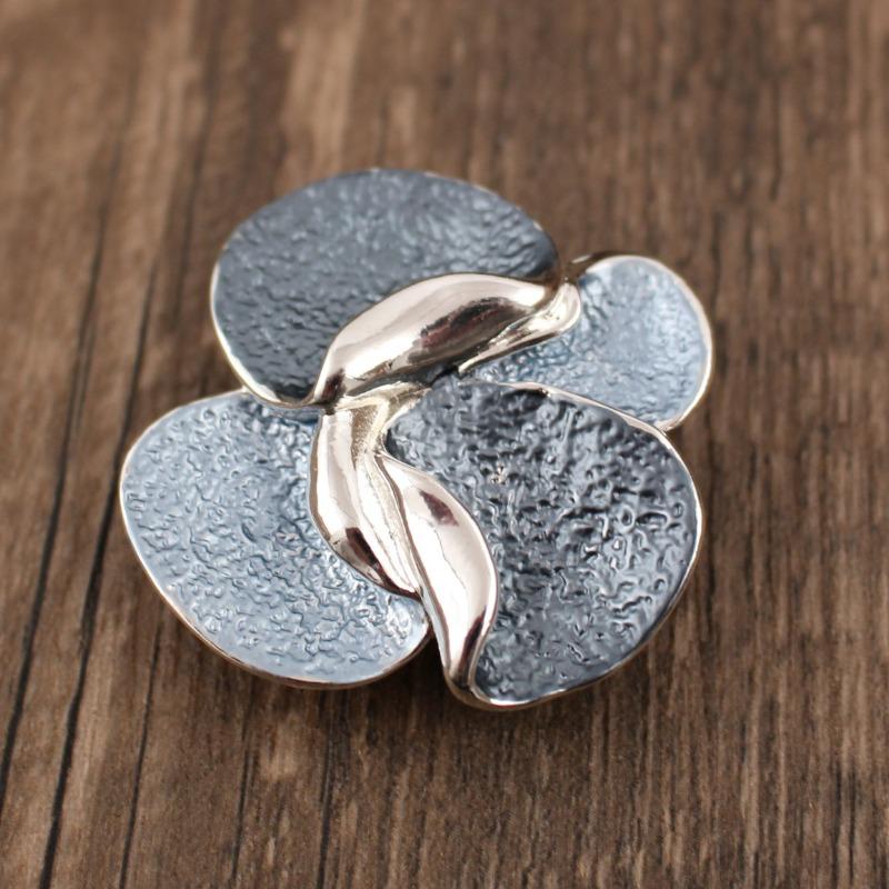 Heiß verkaufende emailierte geometrische Blume magnetische Brosche, modische kreative Blumenbrosche für Damen