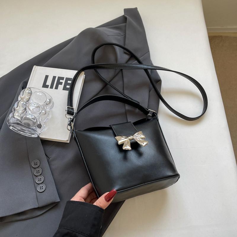 2024 New Casual Armpit Bag Simple Street Fashion Handbag Crossbody Bucket Bag Women French Chic Shoulder Bag Black чёрный