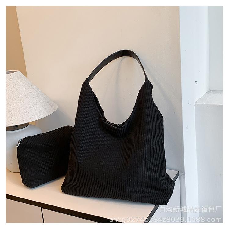 

Large-capacity simple child and mother bag, portable shoulder bag, women s 2025 new trendy commuter versatile underarm tote bag чёрный