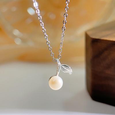 Elegant Leaf Pearl Necklace for Women with Light Luxury and High Quality Temperament, Versatile Collar Chain