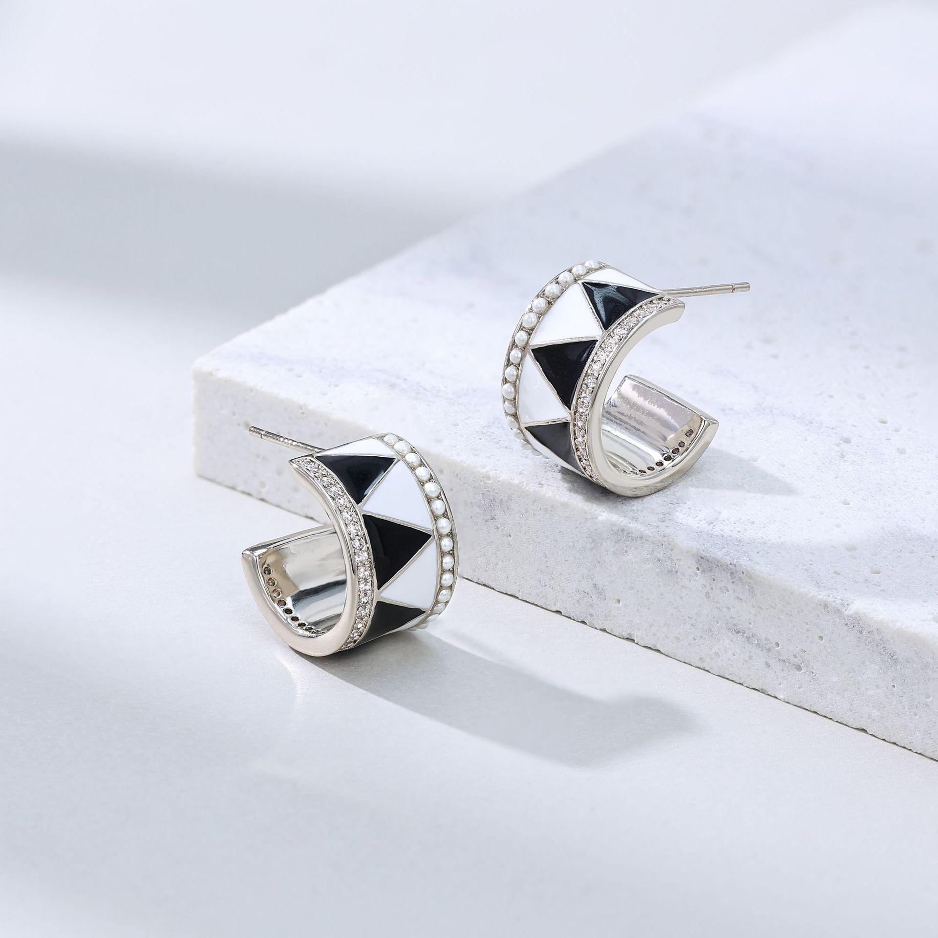 

Belgian Designer Retro Black & White Enamel Gold-Plated Zircon Pearl Stud Earrings кофейный/золотой