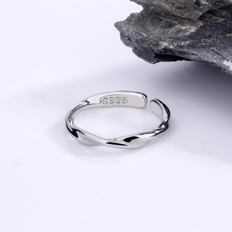 Twisted Wire Ring for Men and Women Minimalist Cold Premium Möbius Band