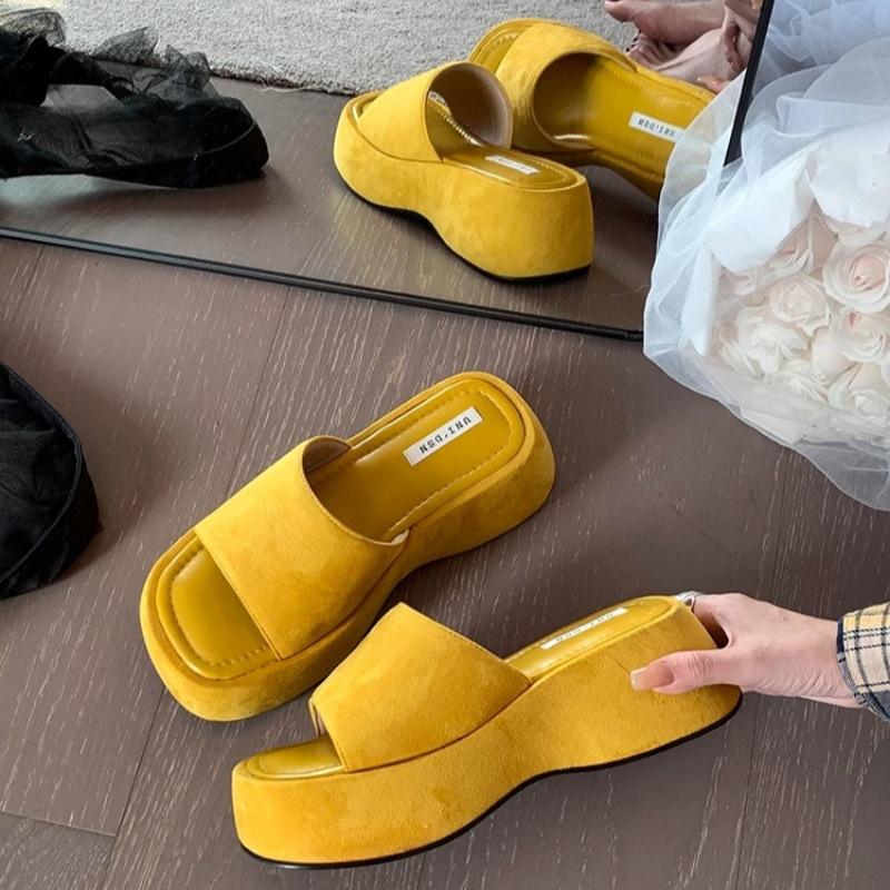 Thick-soled one-word drag women's summer wear 2025 new design sense niche muffin shoes dopamine open-toed cool slippers women