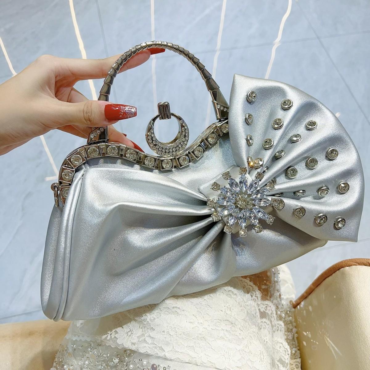 

Блестящая сумочка, усыпанная бриллиантами серебряный