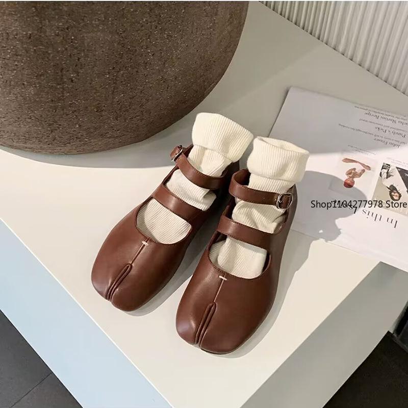 Fashion 2025 Designer Split Toe Flats Shoes Buckle Strap Women Comfort Bottom Ballerina Shoes Soft Leather Solid Outdoor Footwear