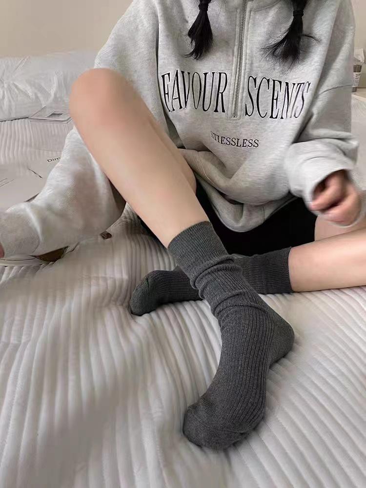 

Женские темно-серые носки простые базовые вертикальные полоски хлопковые носки средней длины сложенные тонкие 35-42