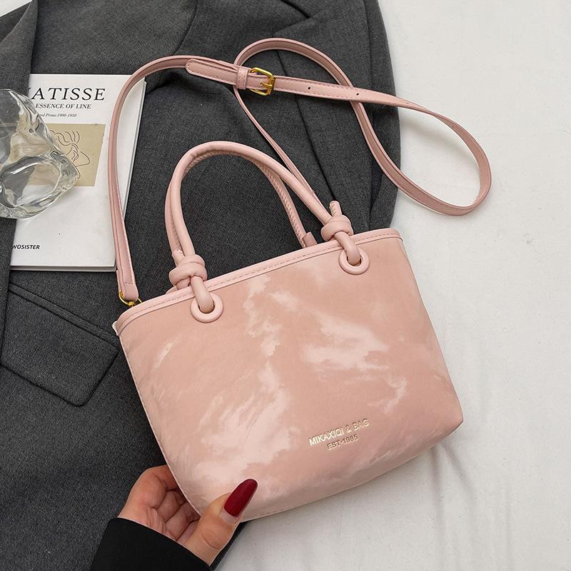 Korean version ins trendy personality contrasting colors casual hand carrying bucket bag fashion high sense versatile temperament messenger bag woman
