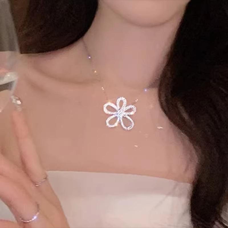 "Trendy High-End Pearl Necklace: Versatile Titanium Steel Clavicle Chain for Women"
