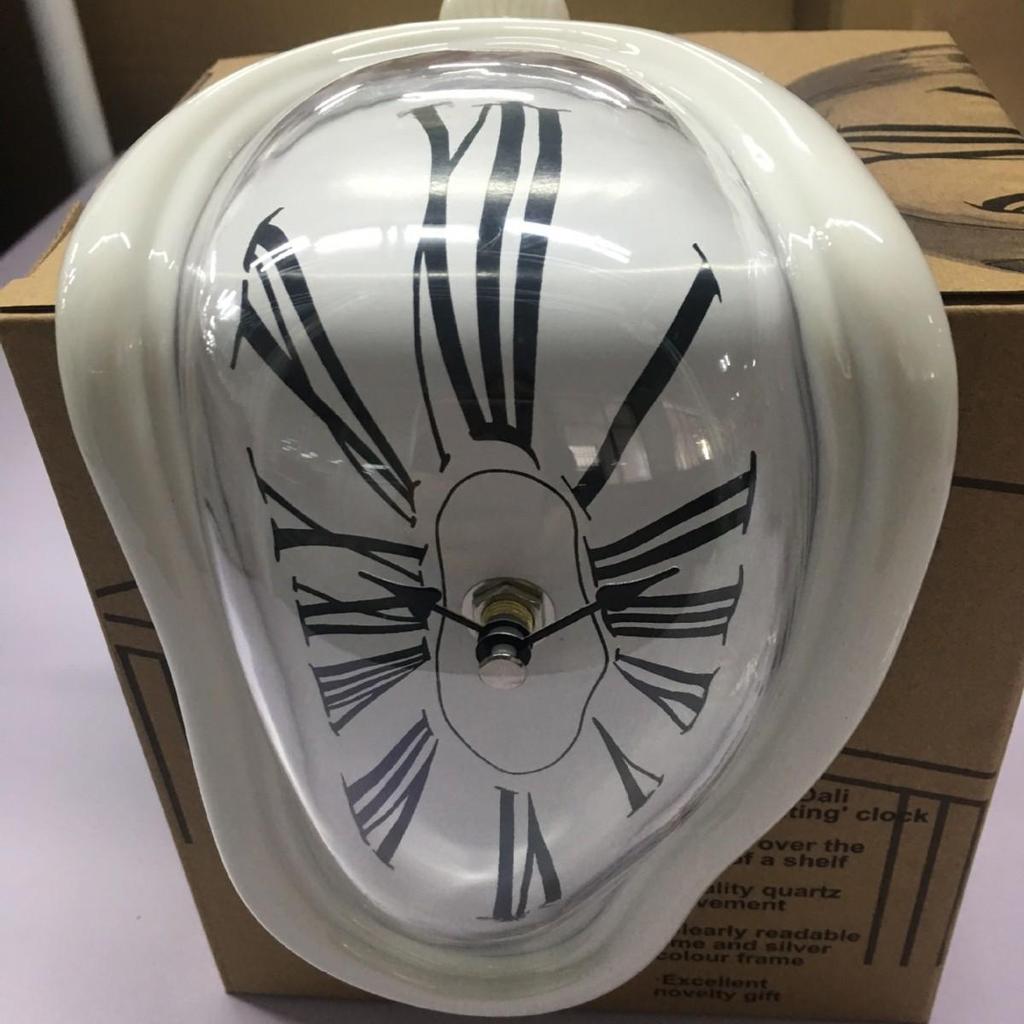 Creative Melting Table Clock with Roman Numerals – Retro Twist Design for Home and Office Decor