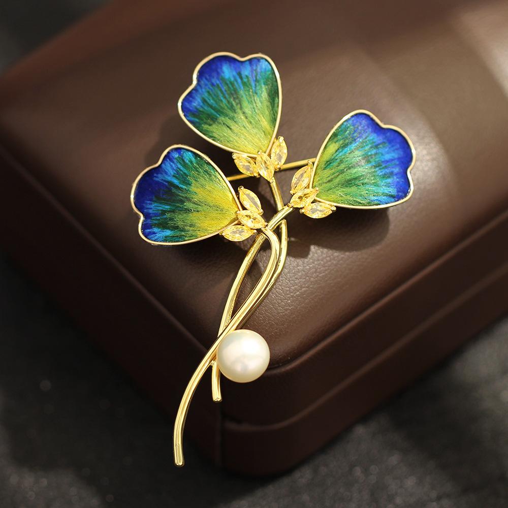 New Chinese intangible cultural heritage edelweiss clover brooch green gradual change stone bouquet pin high-end brooch accessories women