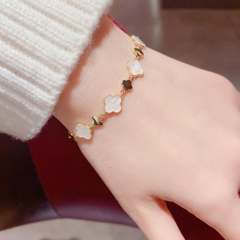 Modisches Temperament Leichter Luxus Vierblättriges Kleeblatt Armband Weibliche Internet-Berühmtheit Persönlichkeit Allround Klein Frisch Handschmuck