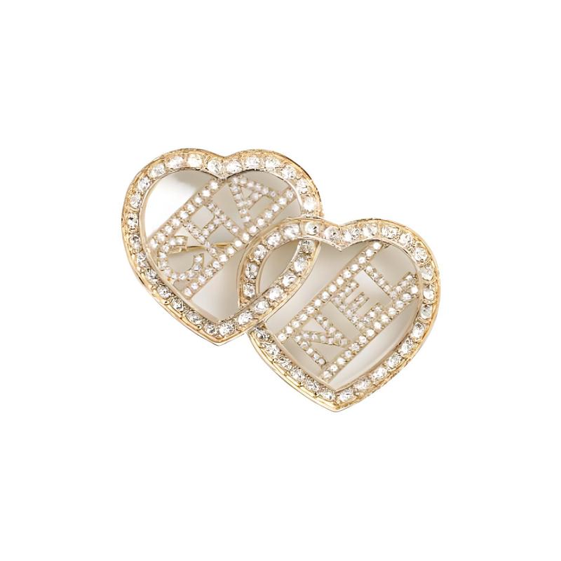 

CHANEL [23B new product] letter logo style heart-shaped brooch women s gold золотий