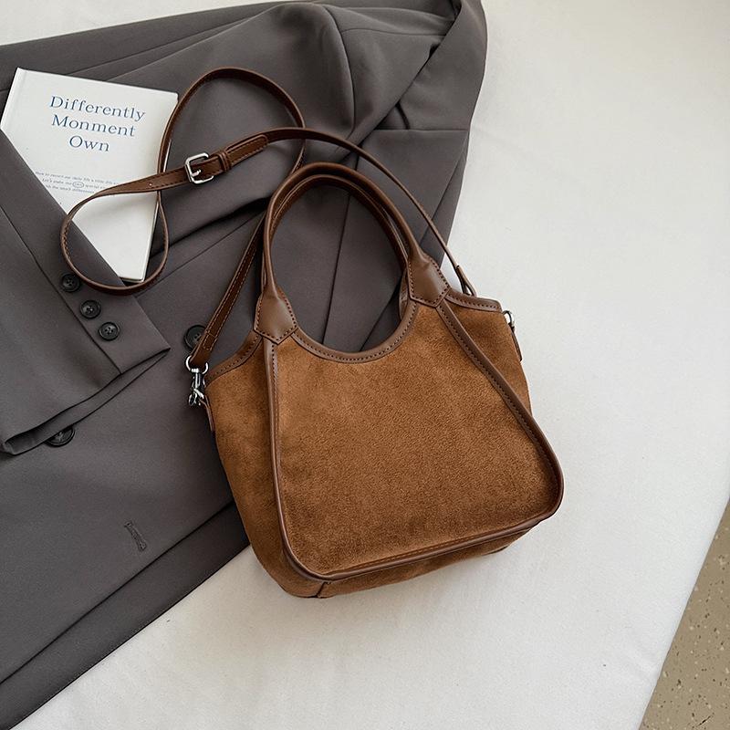 Premium Sense Niche Bag Women's Autumn and Winter 2025 New Matte Retro Shoulder Messenger Bag Popular Portable Bucket Bag