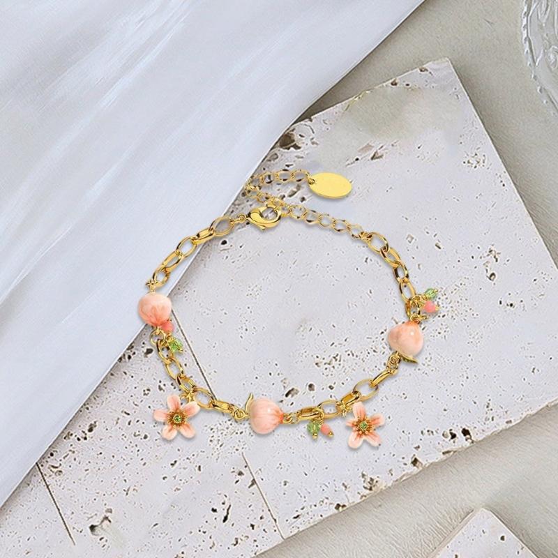 Fashion Peach Charm Bracelet Symbolizing Sweetness and Good Fortune Suitable for Youthful Women and Fashion Enthusiasts