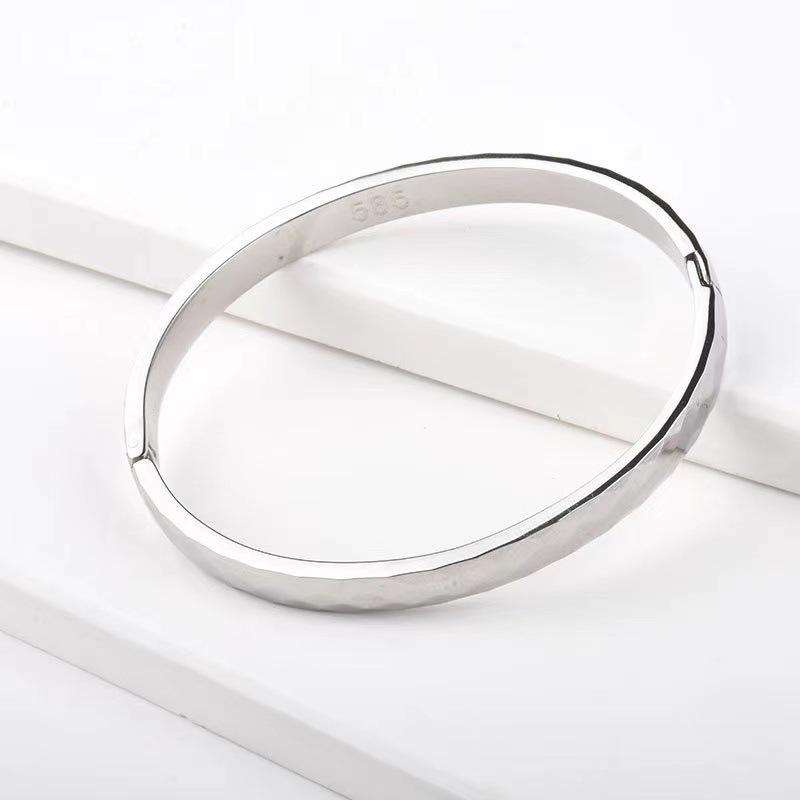 

Золотой браслет-бенгл с ромбовидным цветком, вырезанным лазером - Универсальный женский браслет из титановой стали