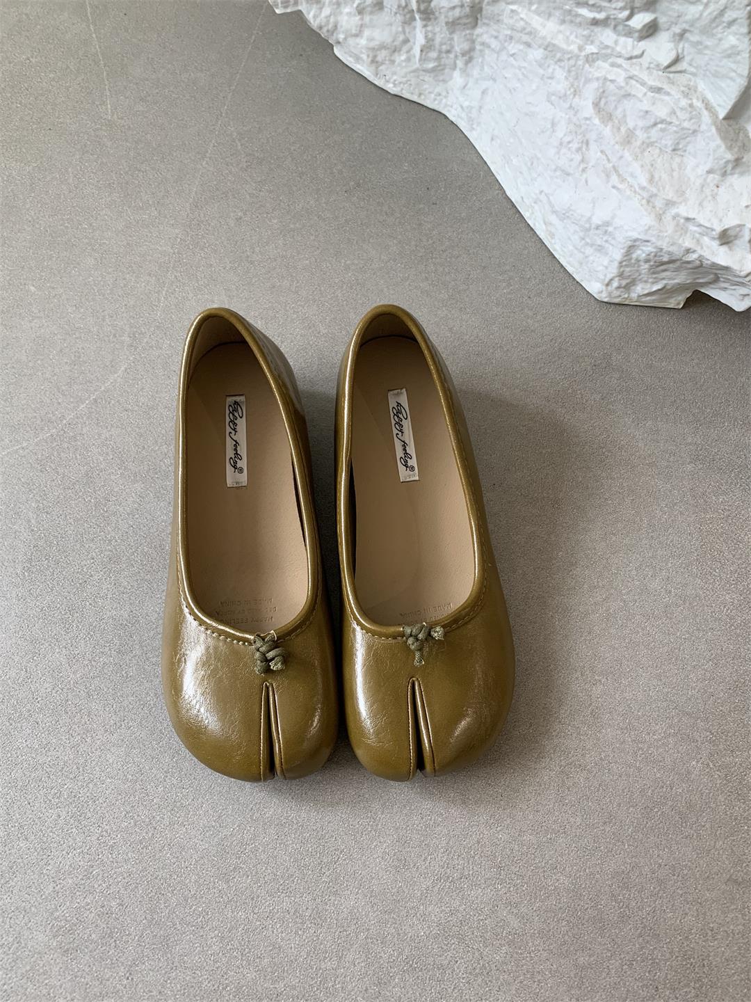 Женские балетки из мягкой кожи с раздельным носком и толстой подошвой высотой 5 см веснаосень 2024 г Size 37 2850₽