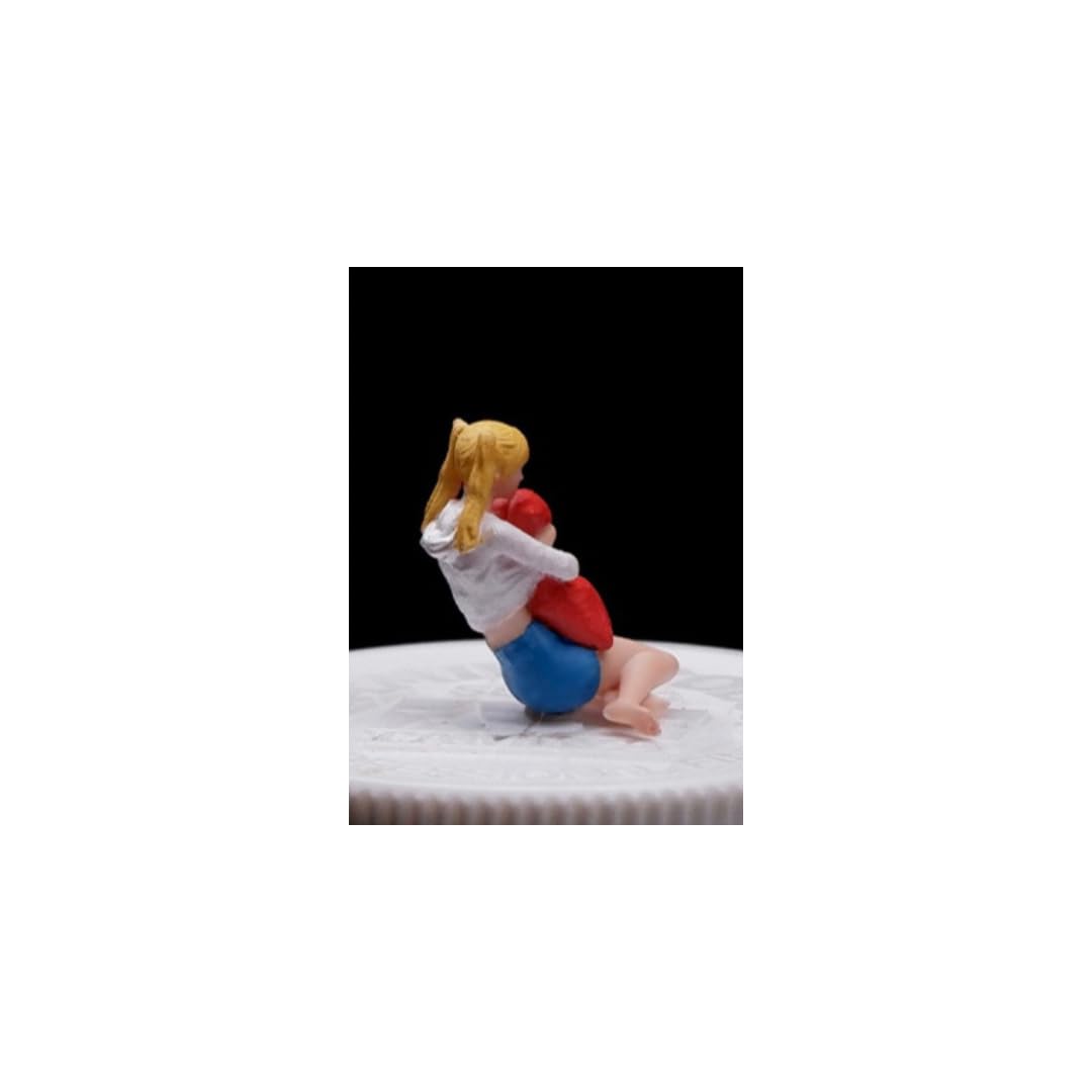 

масштабная фигурка девушки в повседневной одежде, блондинки, и красная подушка-цифра для диорамы-модели 1/64 одежда, шорты, волосы, (продукт 22223487) использовать.