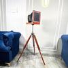 Kamera im klassischen Design mit Holzdreibein Retro-Wohnstil