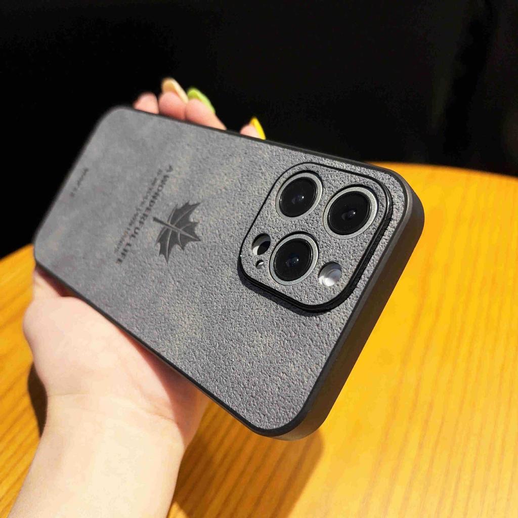 Ahornblatt Lederstruktur Hülle für iPhone 11/12/13 Pro/14 - High-End, Magnetisches Lammleder, Vollständige Abdeckung, Kreatives Design für Männer.