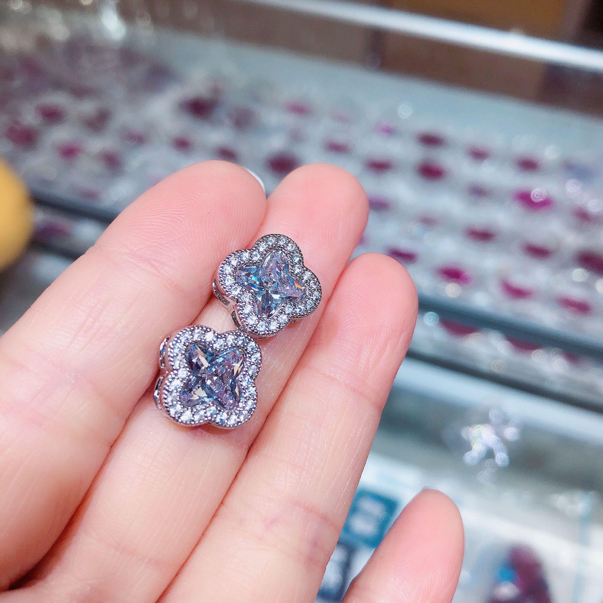 

«Серьги-гвоздики из стерлингового серебра 925 пробы с кристаллами циркония — классический европейский и американский дизайн»