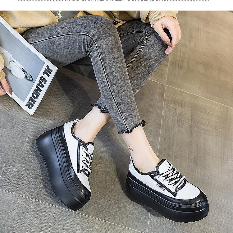 Modelo de espiga de trigo, zapatitos blancos, zapatos de mujer de un solo color, en la primavera de 2025, la nueva suela gruesa aumentará 8 cm, casual y versátil