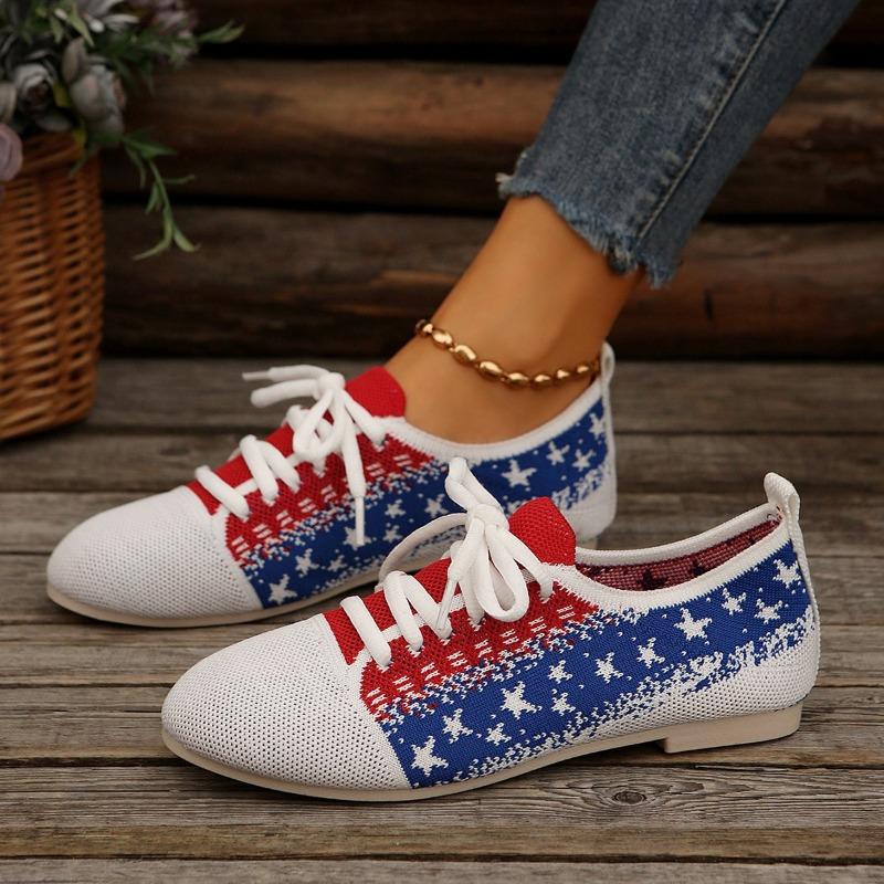 A Large-sized, Breathable, Two-tone, Front-lacing, Lightweight Sports Shoe for Women