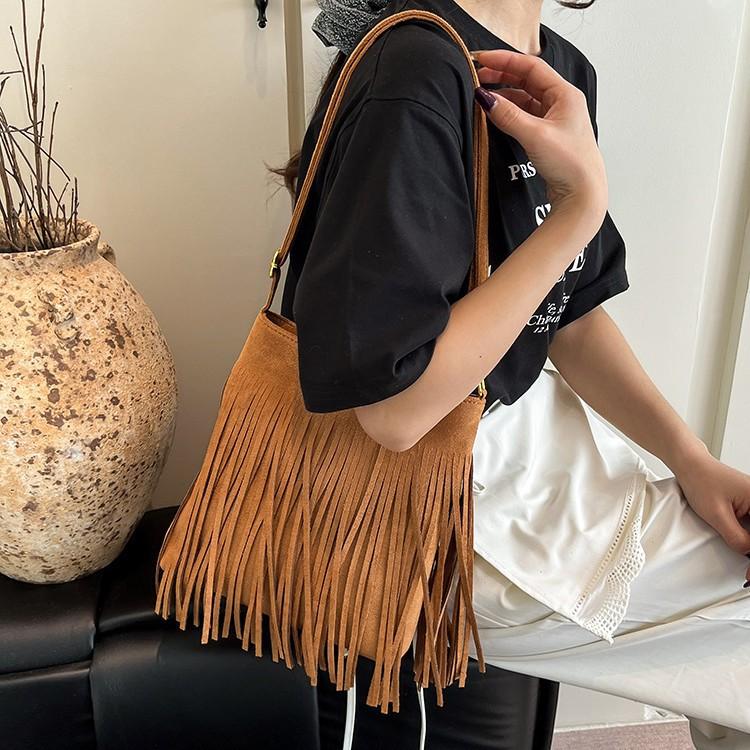 Niche suede bag women's new fashion versatile messenger bag popular fringed bucket bag