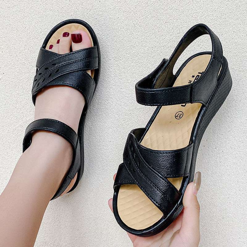 Large size women's sandals 2025 summer new rubber and plastic Velcro flat sole middle-aged and elderly soft sole mother-in-law sandals mother shoes