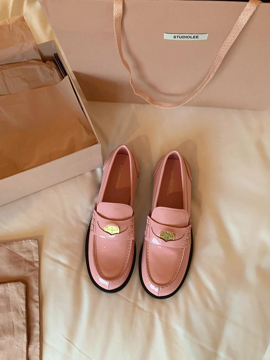 

Модная женская обувь дерби черные балетки в британском стиле повседневные женские кроссовки женская обувь лоферы с мехом с мягкой подошвой 2025 35 розовый