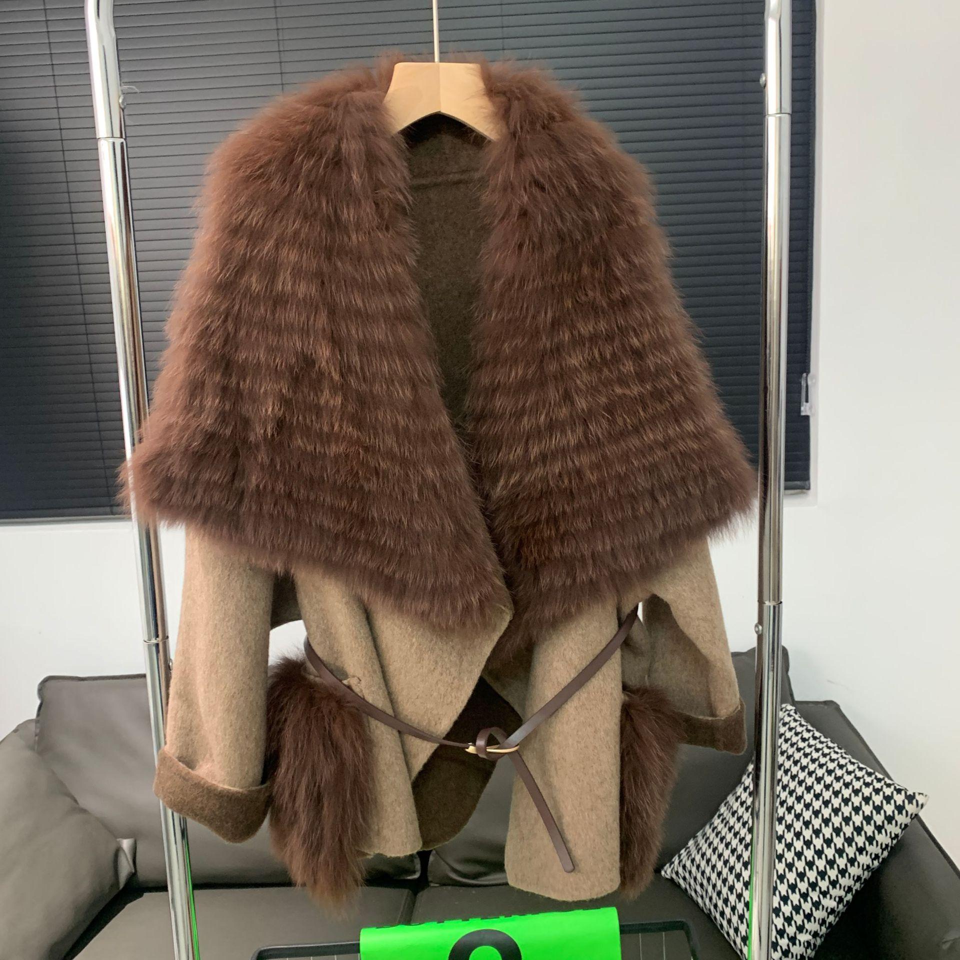 

Новая шуба накидка большой меховой воротник сращивание короткая одежда M темно-коричневого