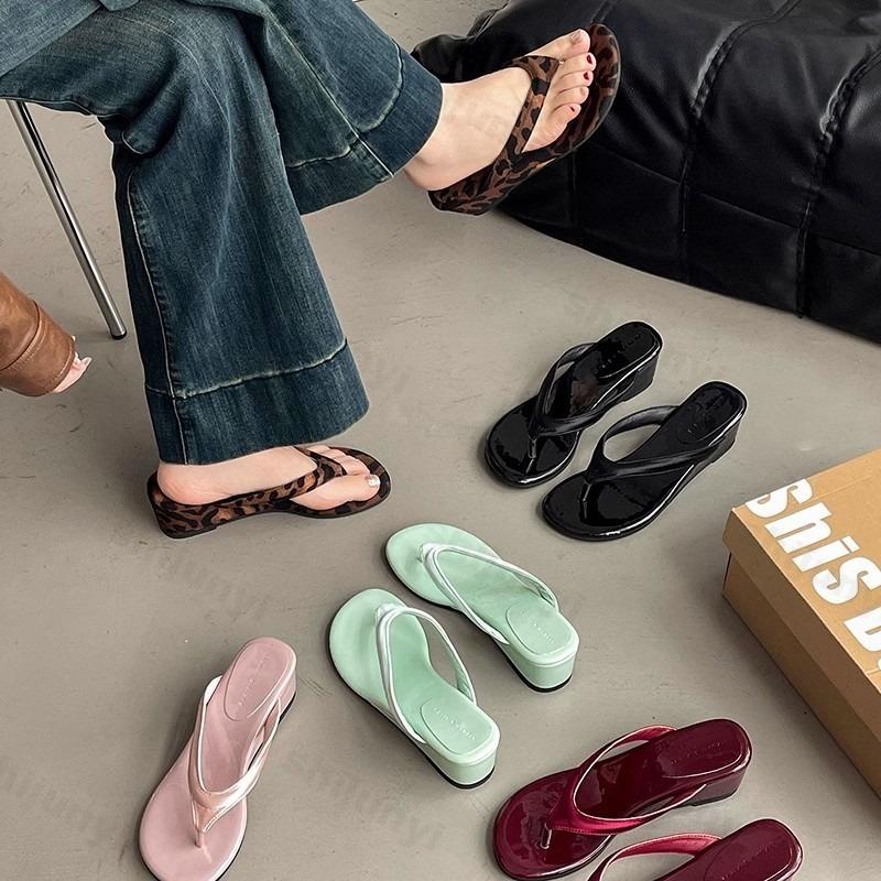 Mode Damen Keilabsatz Hausschuhe 2025 Sommer Flip Flops Damen Komfort Strandurlaub Pantoletten Schuhe Lässige Hausschuhe Leopardenmuster