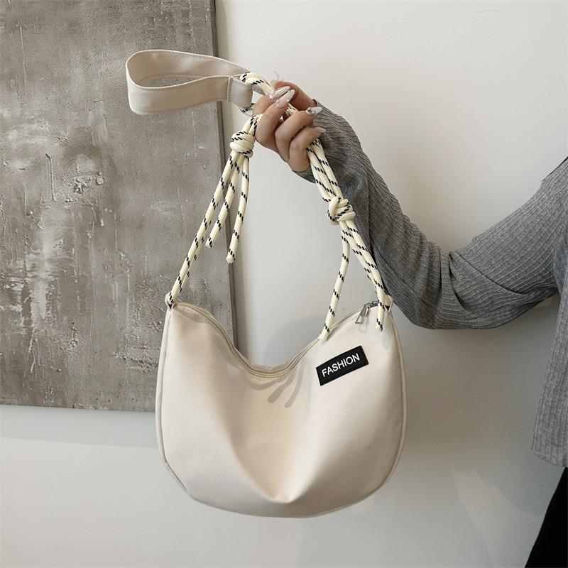 

Новый плетеный ремешок Модная вирусная сумка кроссбоди Модная плечевая сумка-пельмень белый