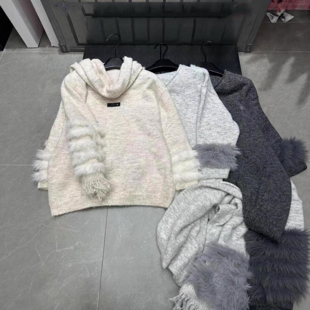 Autumn/Winter 2025 V-Neck Knit Pullover with Fur Scarf - Loose, Versatile, Long Sleeve Style