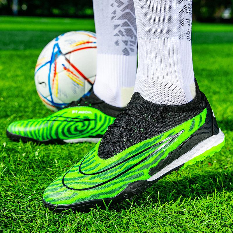 

2 Нові літні футбольні бутси для хлопчиків та дівчаток зі зламаними нігтями та дитячими довгими нігтями. Професійне ігрове взуття 45