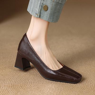 Neue Damenmode Einzelne Schuhe Quadratische Zehenpartie Füße bedecken Ein Pedal Mittelhoch Absatz Große Größe Schuhe Quadratischer Absatz Lässig Schwarz Kleine Lederschuhe Damen