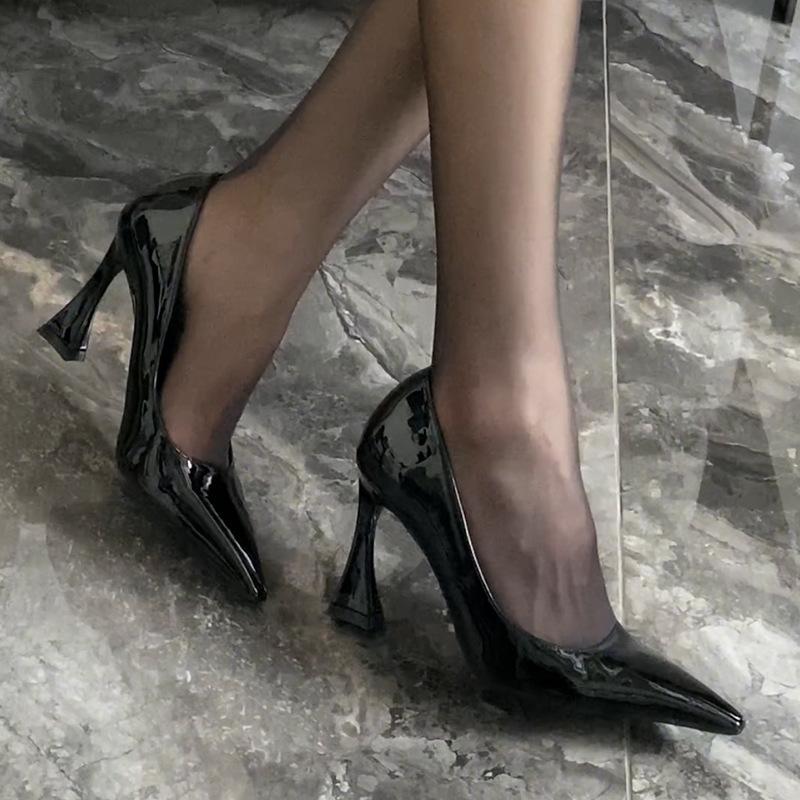 Poplar forest same style black versatile patent leather horseshoe heel single shoes women's thick heel pointed head shallow mouth sexy black silk 